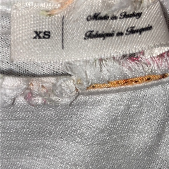 White top with detailed fabric on neck line - Picture 5 of 5